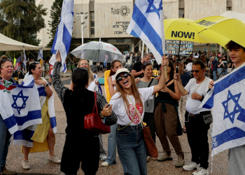 Izraelci i Palestinci masovno slave prekid vatre