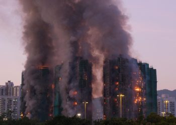 Gore neboderi u Hong Kongu, odjekuju eksplozije, vatrogasci ne mogu dosegnuti najviše katove