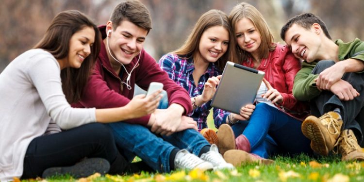 Kako mladi vide BiH? – Još uvijek vjeruju u budućnost u domovini – ali ne vjeruju u institucije i uspjeh bez nepotizma