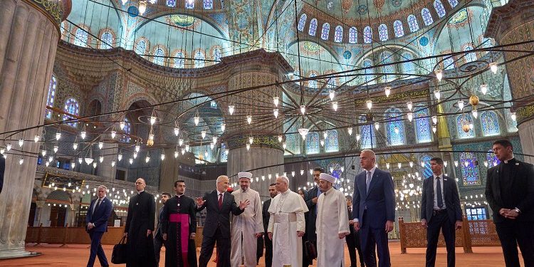 Papa Lav u Istanbulu u Plavoj džamiji