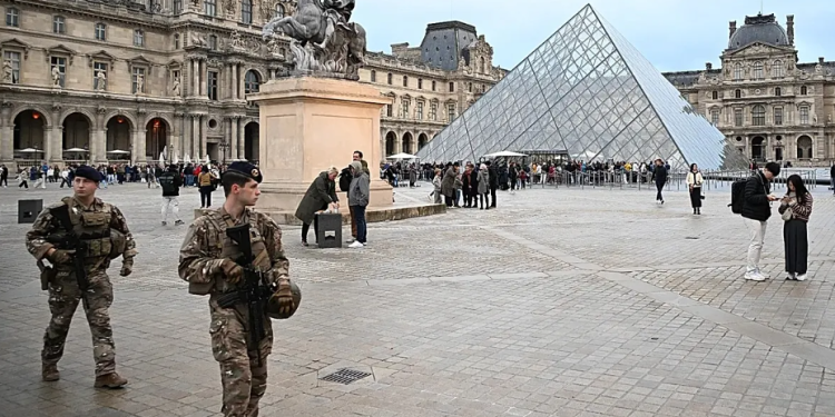 Radnici Louvrea najavili štrajk zbog radnih uvjeta i sigurnosti nakon pljačke vrijedne 88 milijuna eura