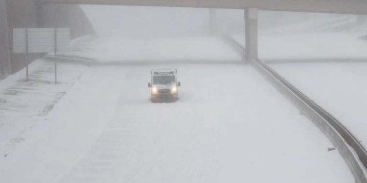 SAD paraliziran ekstremnom hladnoćom: Prazne police, tisuće bez struje i kolaps zračnog prometa