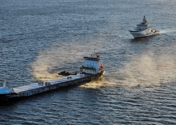 Helikopter Granične policije i patrolni brod Obalne straže Turva zaplijenili su brod Fitburg pod sumnjom za oštećenje podmorskog kabela u Finskom zaljevu 31. prosinca 2025.