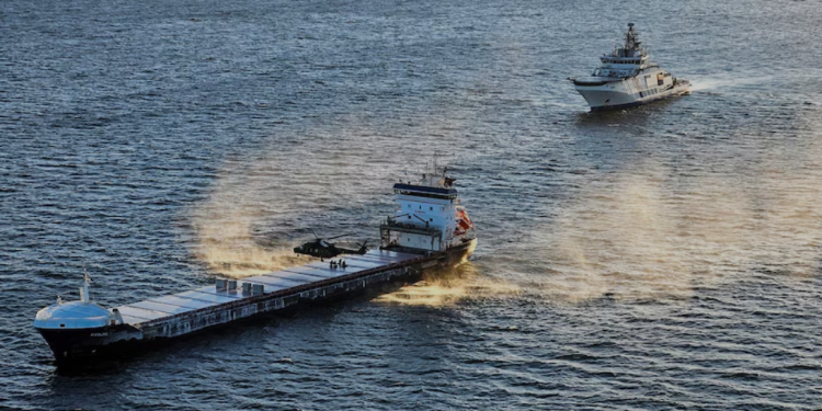 Helikopter Granične policije i patrolni brod Obalne straže Turva zaplijenili su brod Fitburg pod sumnjom za oštećenje podmorskog kabela u Finskom zaljevu 31. prosinca 2025.