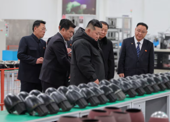 Sjevernokorejski vođa Kim Jong Un posjećuje vojnu tvornicu i provjerava status proizvodnje taktičkog vođenog oružja u Sjevernoj Koreji, na ovoj fotografiji koju je objavila službena sjevernokorejska Središnja novinska agencija 4. siječnja 2026. KCNA putem REUTERS-a