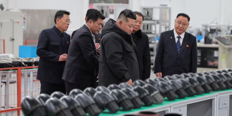 Sjevernokorejski vođa Kim Jong Un posjećuje vojnu tvornicu i provjerava status proizvodnje taktičkog vođenog oružja u Sjevernoj Koreji, na ovoj fotografiji koju je objavila službena sjevernokorejska Središnja novinska agencija 4. siječnja 2026. KCNA putem REUTERS-a