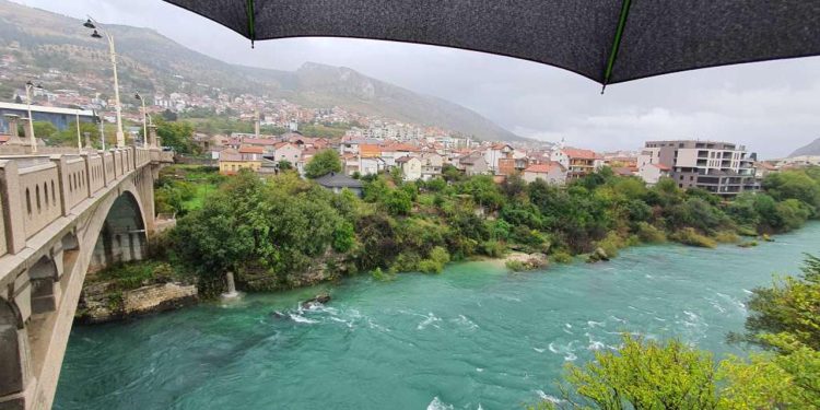 Zbog jakih kiša raste razina rijeka: Izdana upozorenja za poplavna područja