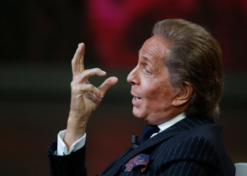 Modni dizajner Valentino preminuo u 93. godini