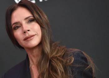 Victoria Beckham na vrhu britanske ljestvice prodaje singlova dok obožavatelji daju podršku usred svađe sa sinom Brooklynom