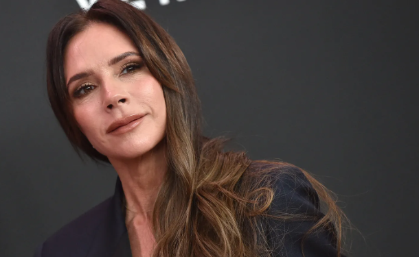 Victoria Beckham na vrhu britanske ljestvice prodaje singlova dok obožavatelji daju podršku usred svađe sa sinom Brooklynom