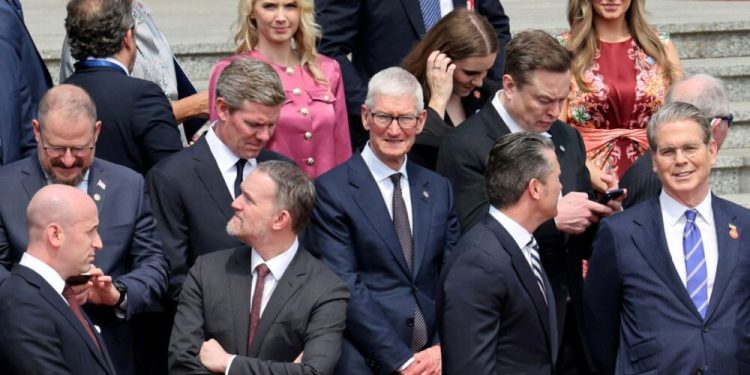 Šest milijardera, čija je ukupna vrijednost bilijun dolara, pridružilo se Trumpu u posjetu Kini