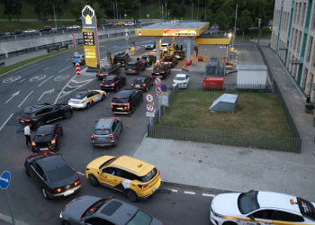 Nestašica goriva u Rusiji, policija osigurava benzinske crpke, redovi nepregledni, a sve češće izbijaju i ruče