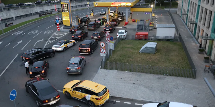 Nestašica goriva u Rusiji, policija osigurava benzinske crpke, redovi nepregledni, a sve češće izbijaju i ruče