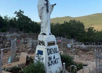 U Međugorju neviđen vandalizam – zapaljen vanjski oltar crkve, kipovi Gospe oskrnavljeni i prebojani crnom bojom, poruka vidiocima da su prevaranti – Uhićen počinitelj