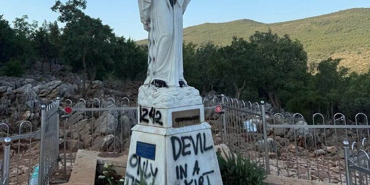 U Međugorju neviđen vandalizam – zapaljen vanjski oltar crkve, kipovi Gospe oskrnavljeni i prebojani crnom bojom, poruka vidiocima da su prevaranti – Uhićen počinitelj